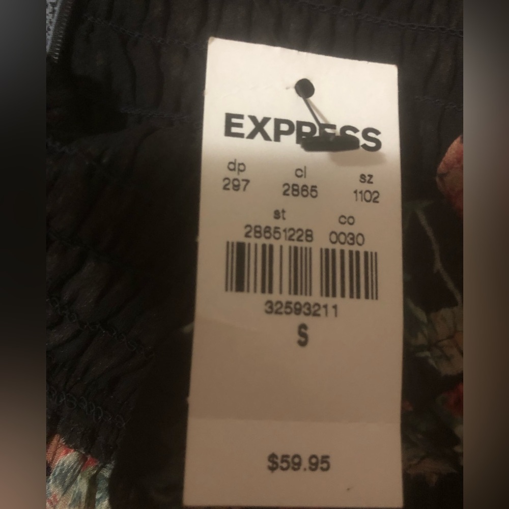 EXPRESS Black Boho Floral Top. Small Black w foral print NWT - Picture 4 of 10